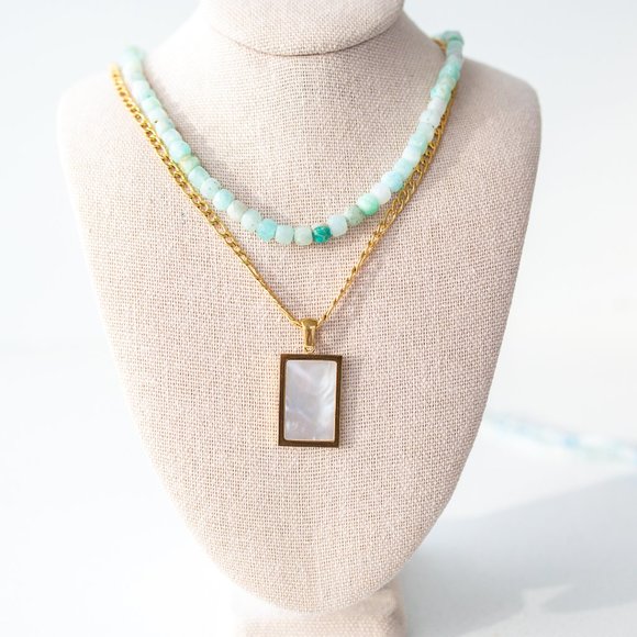 BEAUTIFUL STATEMENT Necklace Mother of Pearl Pendant on 18K Gold Figaro Chain - Picture 2 of 7